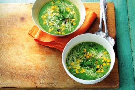 Courgettesoep met mais en koriander