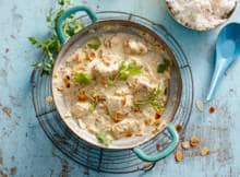 De Griekse yoghurt maakt deze kip korma lekker fris.
