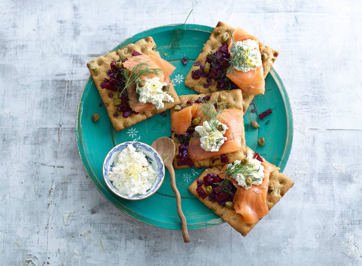 Koolsalade met gerookte zalm op knäckebröd