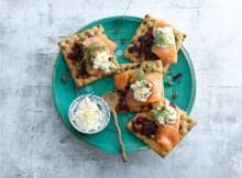 Op en top Scandinavisch: zalm met lichte hüttenkäse op Deense toastjes. 