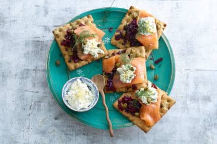 Koolsalade met gerookte zalm op knäckebröd