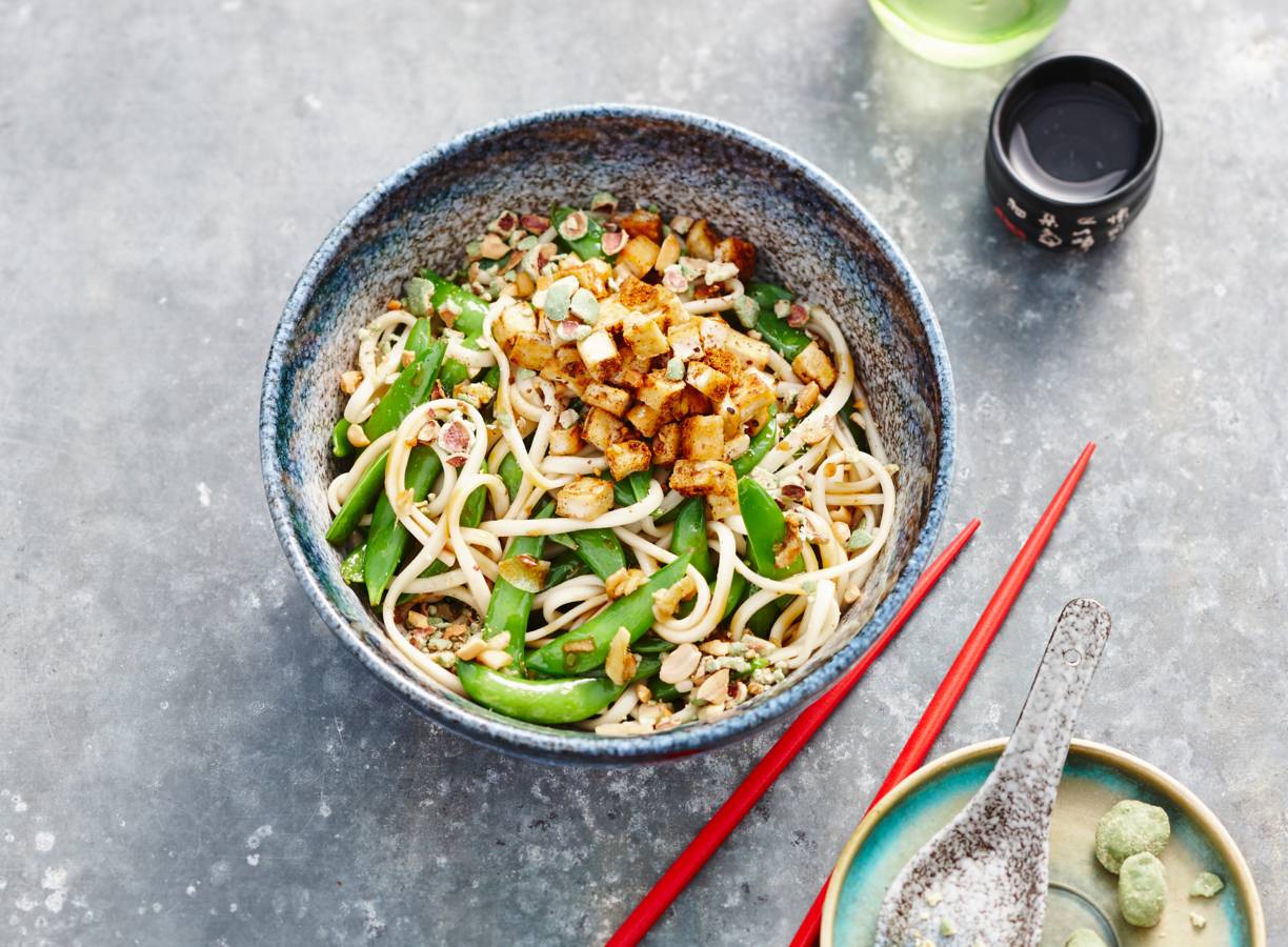 Sobanoedels met tofu en sugarsnaps