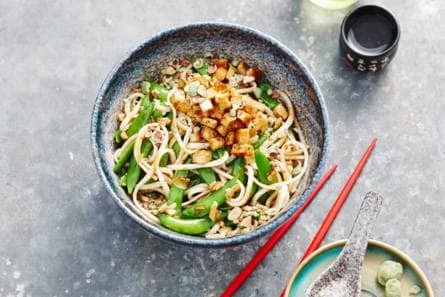 Sobanoedels met tofu en sugarsnaps