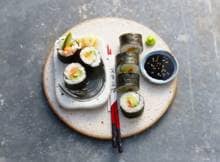 Sushi maken: zalm, avocado en rijst... rollen maar! 