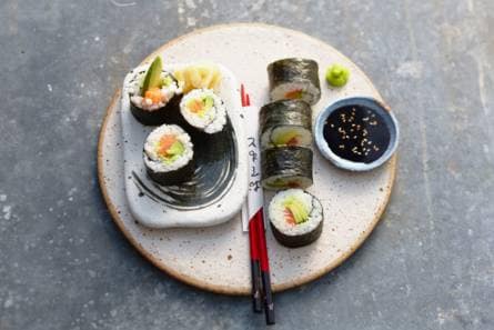 Sushirol met zalm en avocado