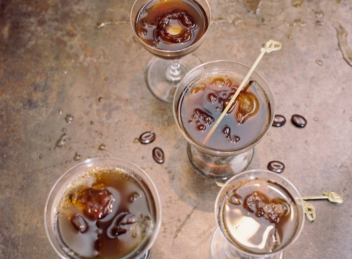 Espresso martini met mokkaboontjes