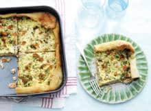 Gewone én gerookte zalm geven deze Franse quiche zijn intense smaak.