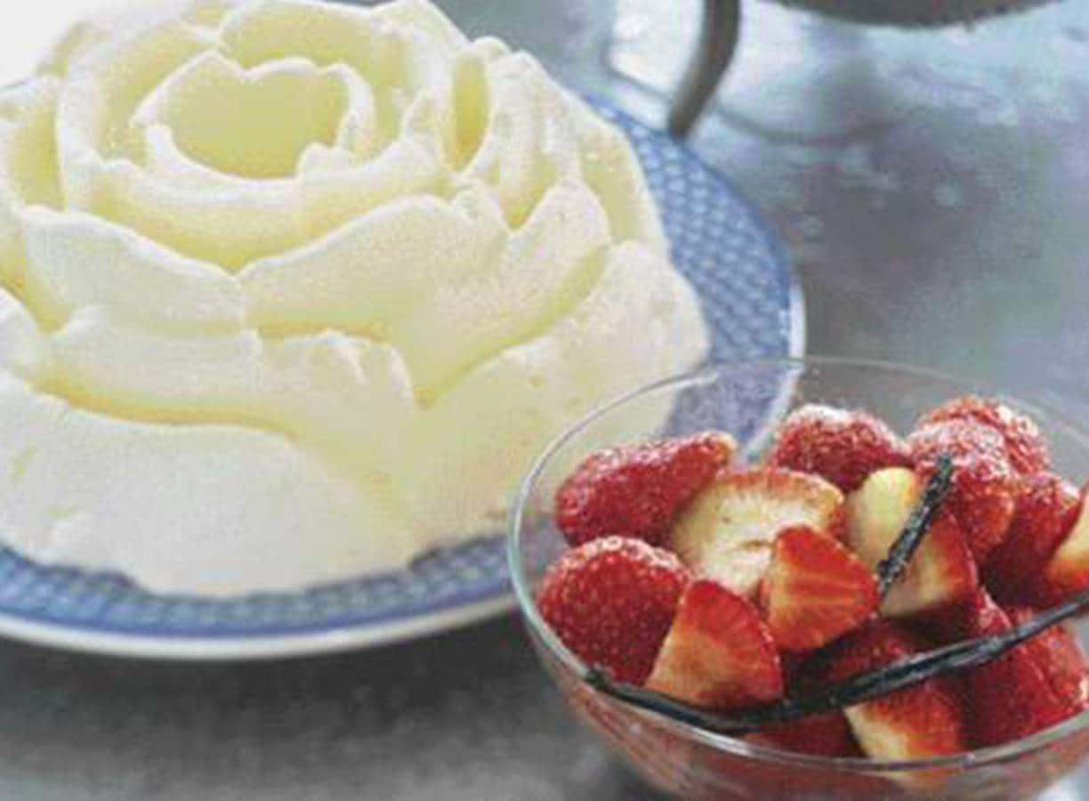 Vanillepudding met gemarineerde aardbeien