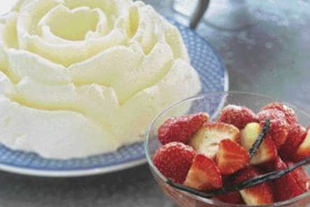 Vanillepudding met gemarineerde aardbeien