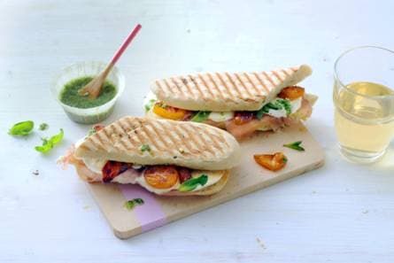 Panini met mozzarella, abrikoos en prosciutto