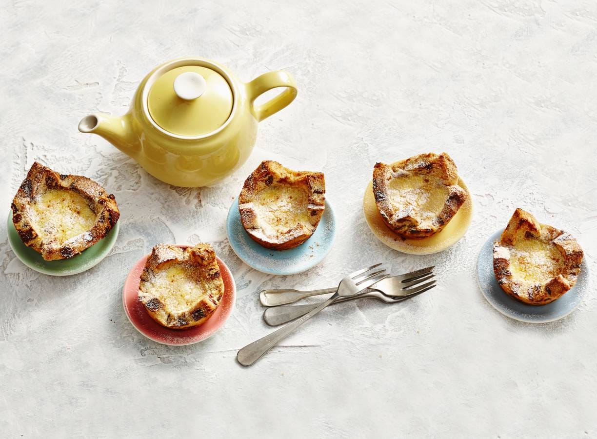 Zoete mini-quiches van krentenbrood