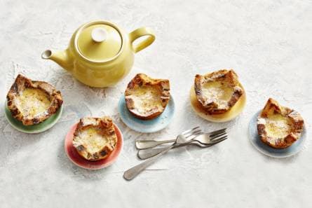 Zoete mini-quiches van krentenbrood