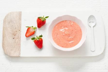 Opperdepop: aardbeien-perzikpuree met yoghurt 7-9 mnd