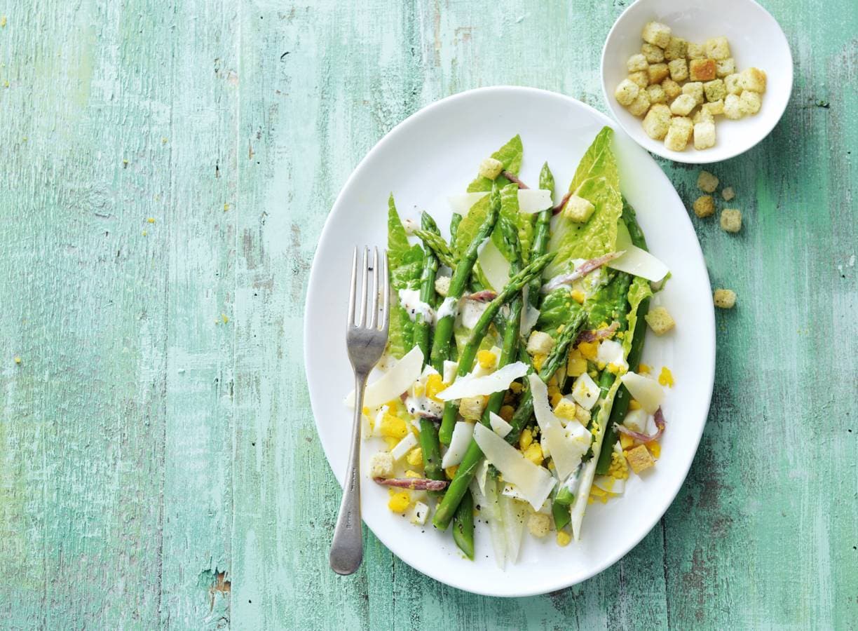 Caesarsalade met groene asperges