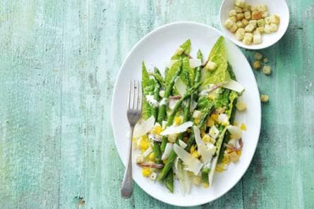Caesarsalade met groene asperges
