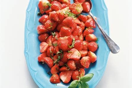 Gemarineerde aardbeien met limoen en basilicum
