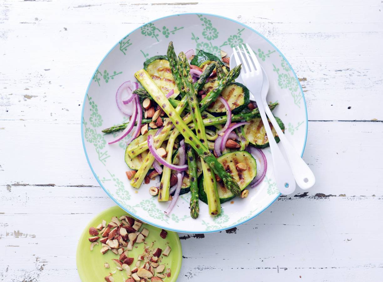 Gegrilde groene asperges met amandelen