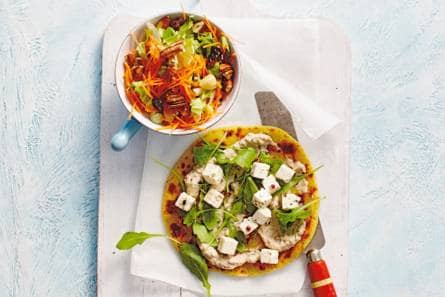 Panpizza met witte kaas en wortelsalade