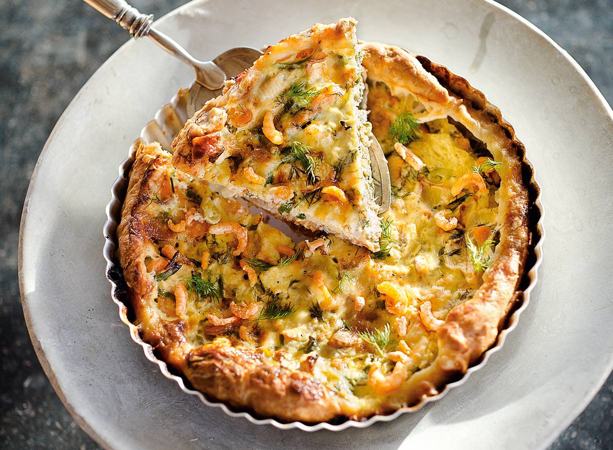 Zalmquiche met dille en garnalen