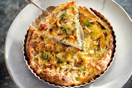 Zalmquiche met dille en garnalen