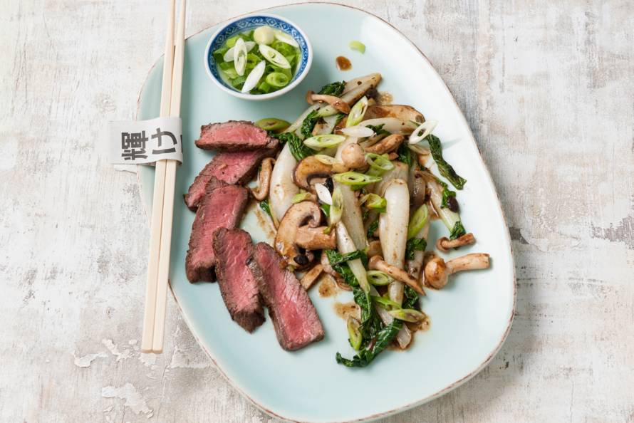 Baby-paksoi met wokpaddenstoelen & biefstuk in zwartebonensaus
