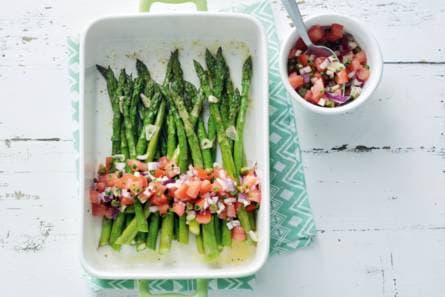 Groene asperges met salsa van tomaat, ui en kappertjes
