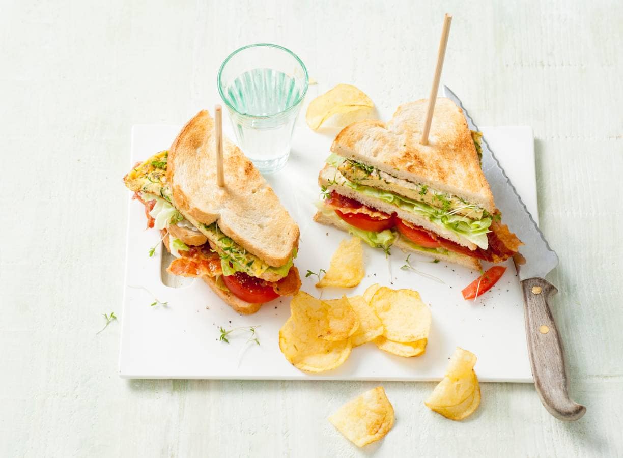 Clubsandwich met omelet, Parmezaan en verse kruiden