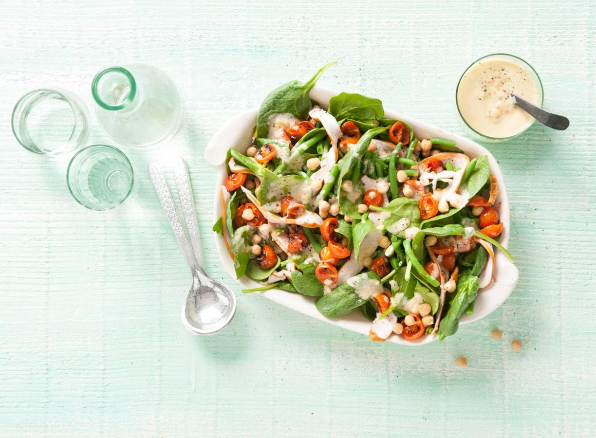 Salade met ovengeroosterde tomaten, sperziebonen en sesamdressing