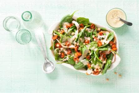 Salade met ovengeroosterde tomaten, sperziebonen en sesamdressing