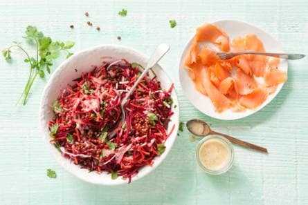 Salade van wortel, rode biet, linzen en gerookte zalm