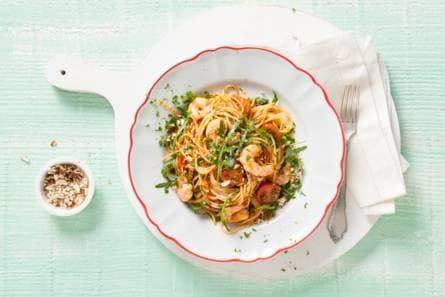 Spaghetti met amandel-tomatenpesto, citroen & garnalen