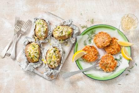 Zalmkoekjes met gepofte aardappel en prei
