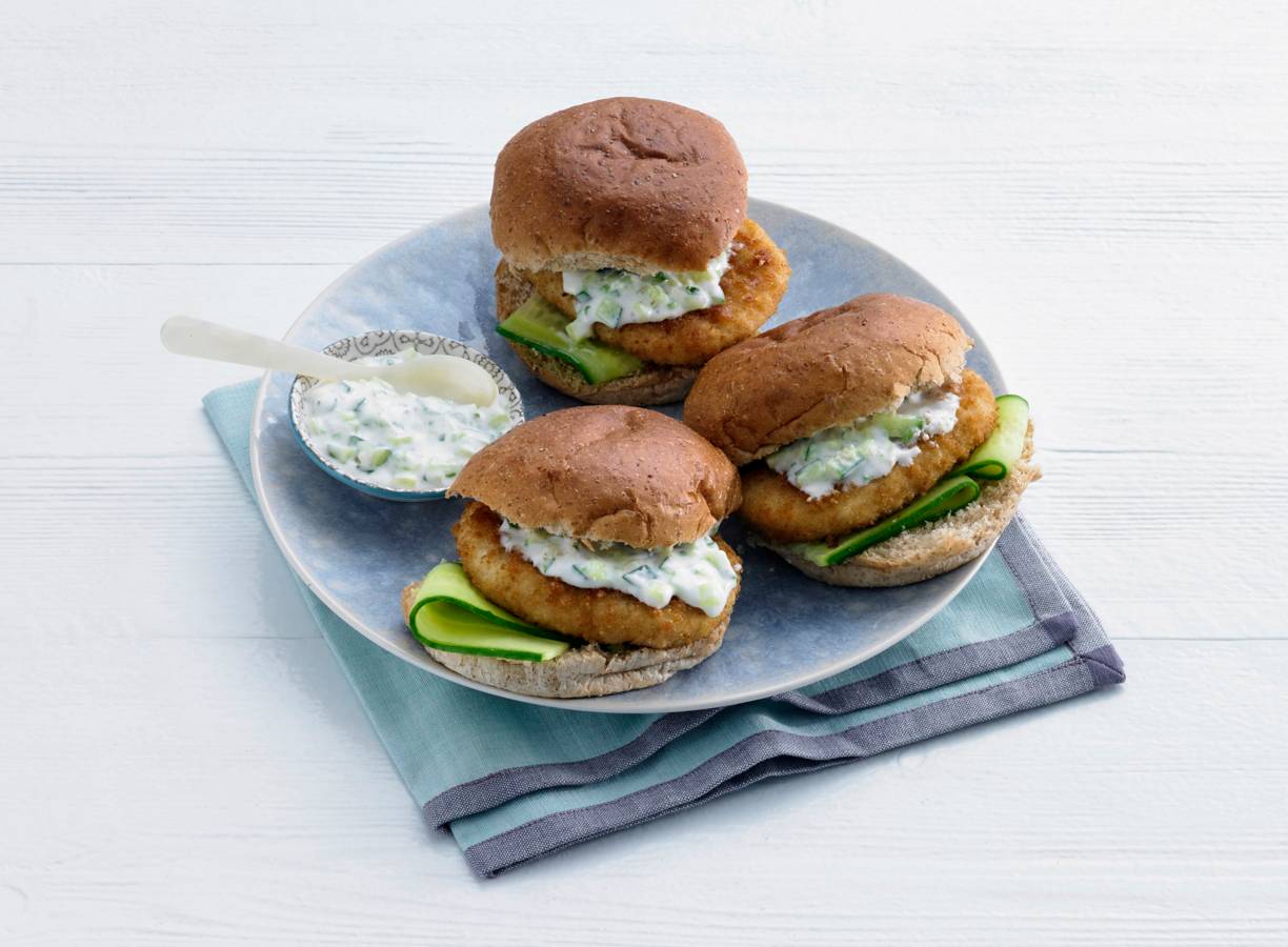 Visburger met komkommer-yoghurtsaus