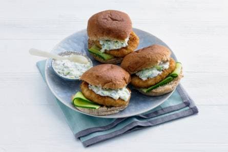 Visburger met komkommer-yoghurtsaus