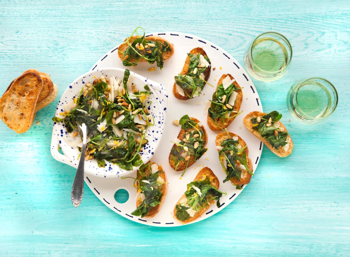 Crostini’s met raapstelen, pijnboompitten en citroen