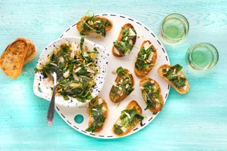Crostini’s met raapstelen, pijnboompitten en citroen