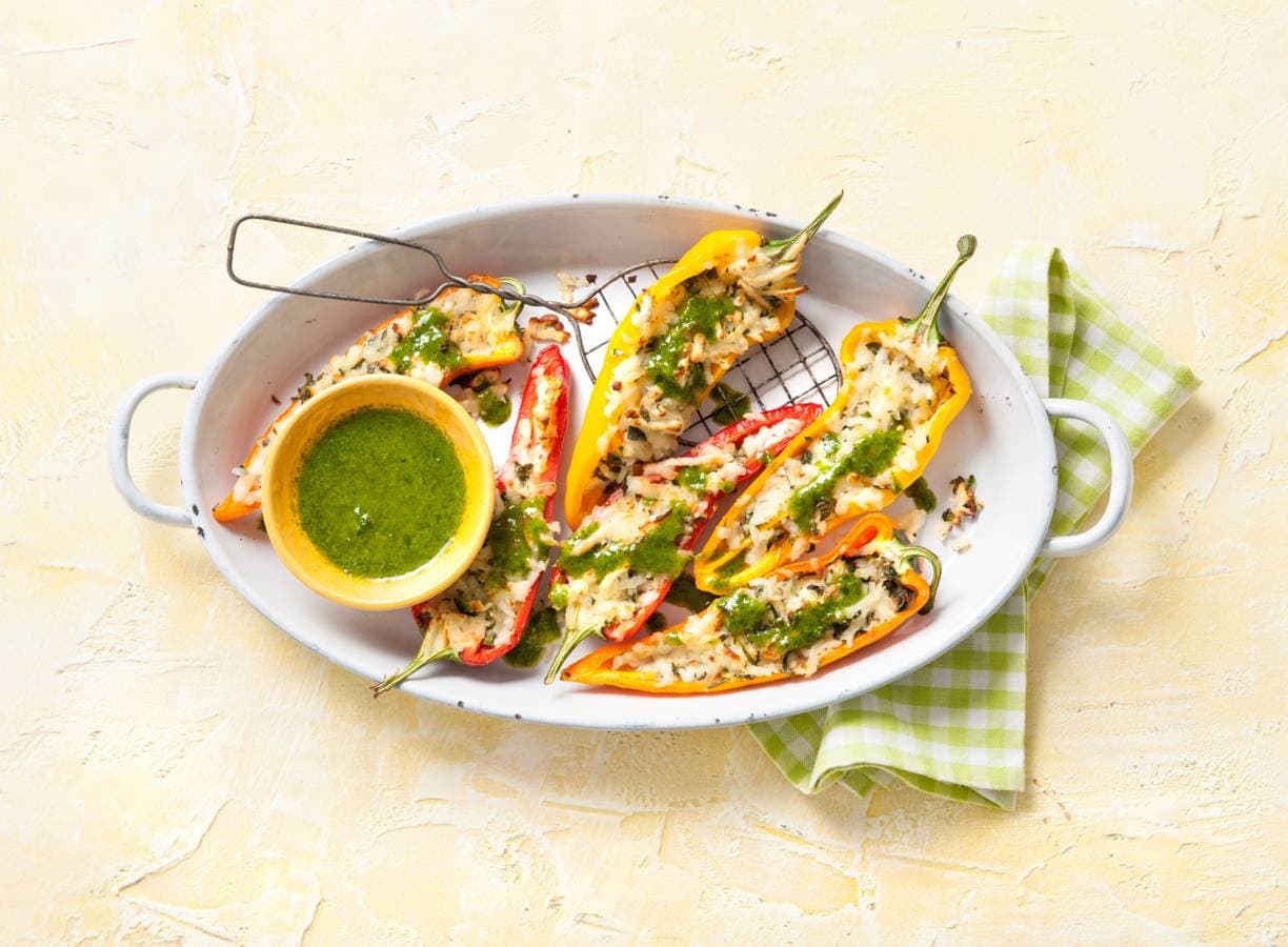 Puntpaprika gevuld met halloumi, jalapeño en groene kruiden