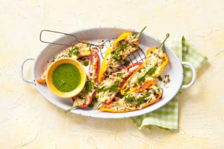 Puntpaprika gevuld met halloumi, jalapeño en groene kruiden