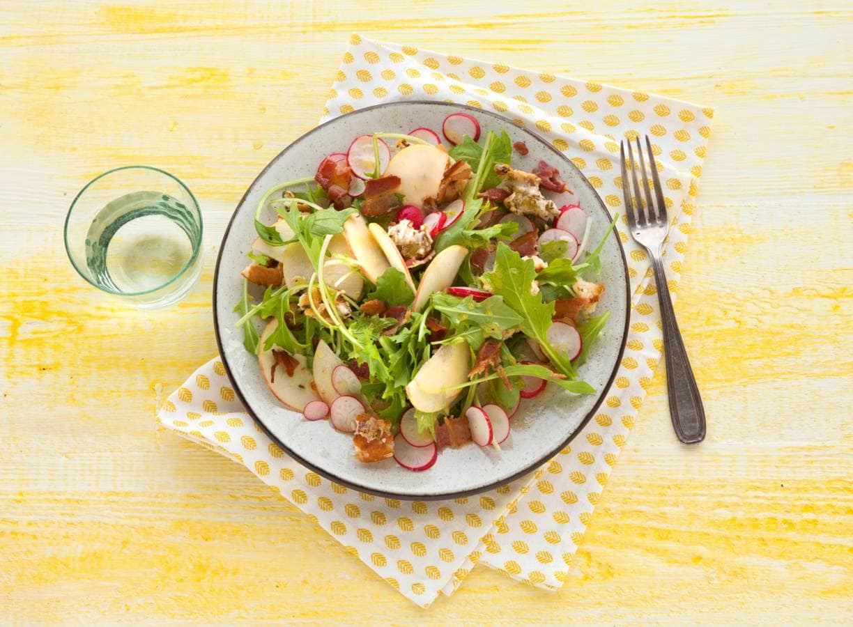 Raapstelensalade met appel en geitenkaascroutons
