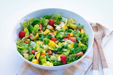 Salade met avocado, mango en aardbeien