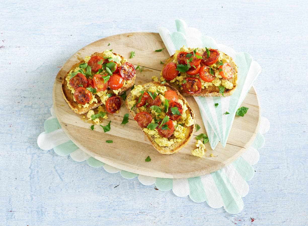 Scrambled tofu met tomaat