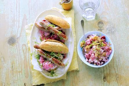 Broodje worst met zuurkoolsalade
