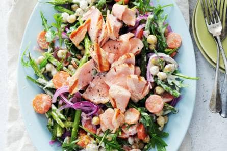 Kikkererwtensalade met zalm