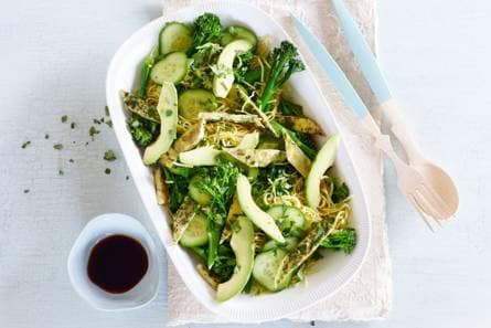 Miesalade met aspergebroccoli, omelet en pittige sojadressing