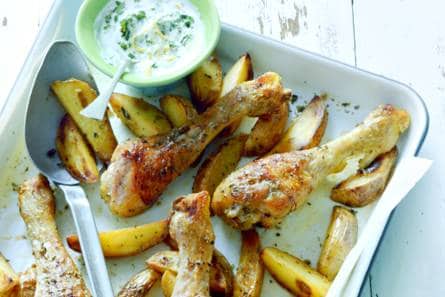 Ovenkip & chips met yoghurt-muntdip