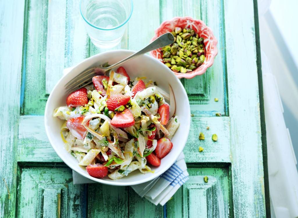 Pasta met aardbeien en gerookte kip