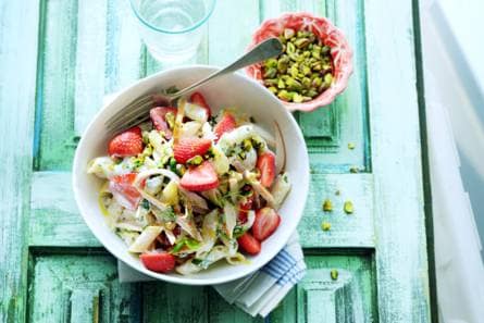 Pasta met aardbeien en gerookte kip