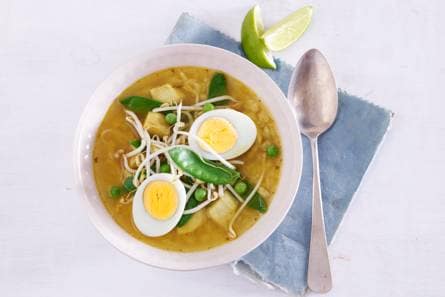 Snelle soto met kip, rijst en peultjes