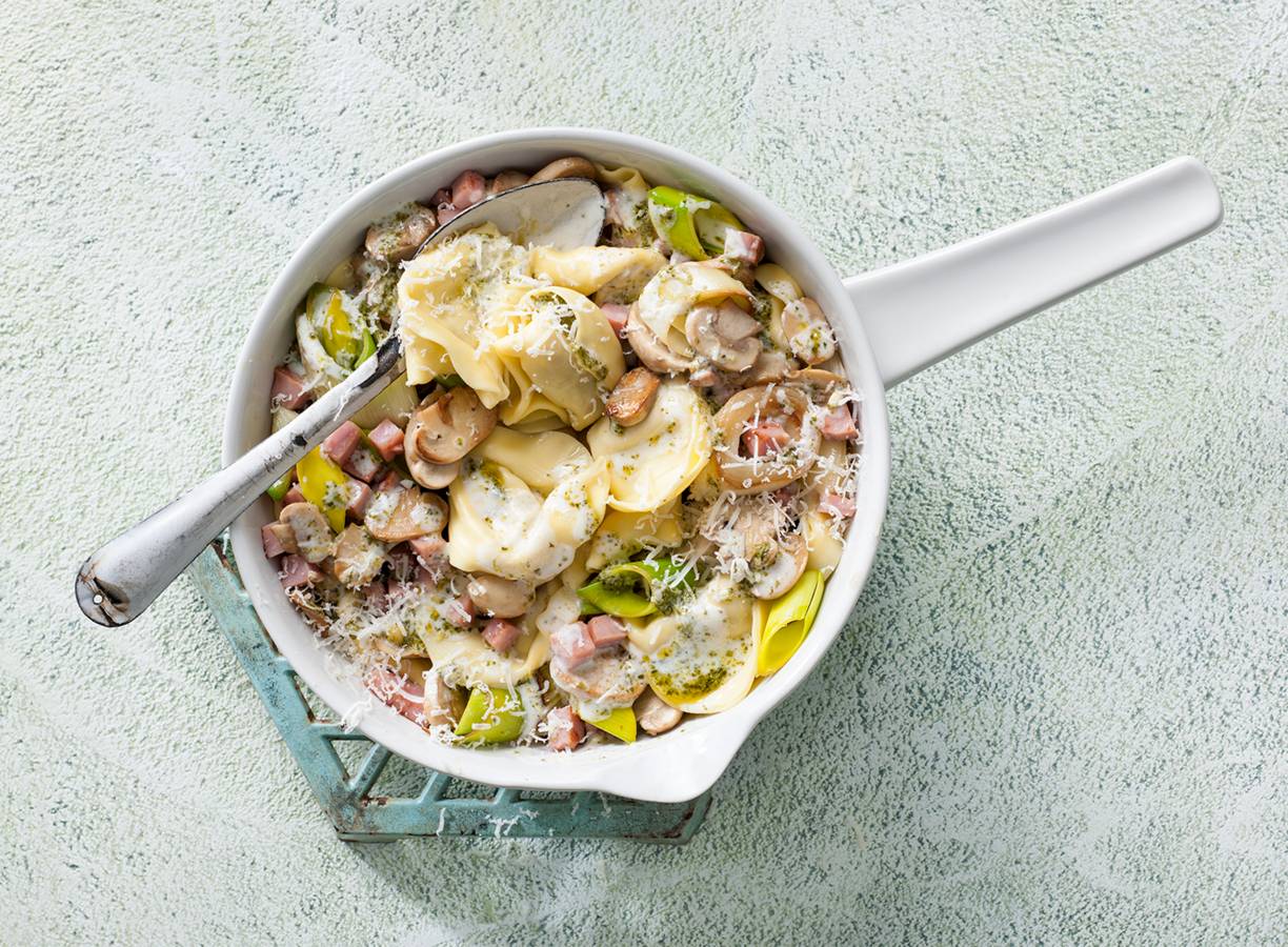 Tortelloni met ham en pesto
