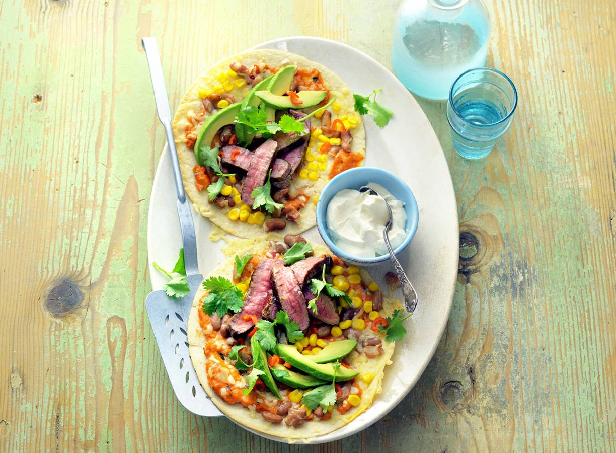 Tortillapizza's met biefstuk, avocado en mais